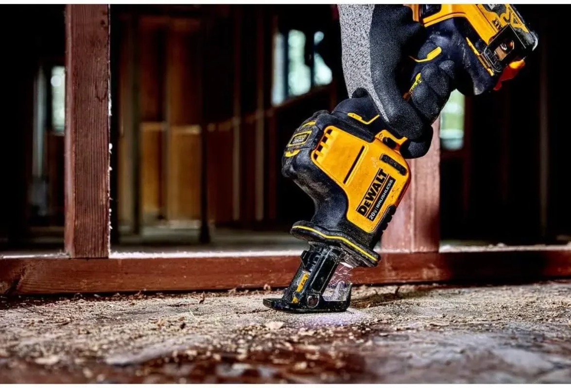 Piła szablasta DEWALT DCS369 2 – Pole Saw Cordless recenzja i cena